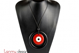Necklace designed with round lacquer pendants